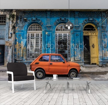 Bild på old small car in front old blue house general travel imagery on december 26 2016 in La Havana Cuba